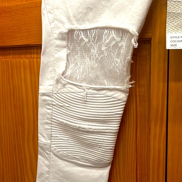 Vinti Andrews. White straight jeans with laces. Size 27, runs small. Buttons. - Picture 3 of 10